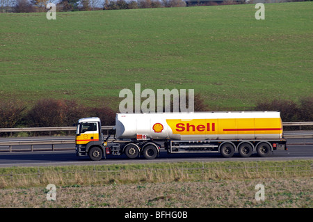 Shell-Tanker-LKW auf M40 Autobahn, Warwickshire, England, UK Stockfoto