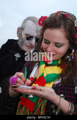 Interaktion bei Maastricht Karneval Niederlande Stockfoto