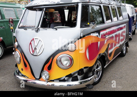 VW-Split-Screen Mikro Bus bei einem Volkswagen Rallye Margam Park West Glamorgan Wales Cymru UK restauriert Stockfoto