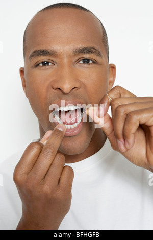 Zahnseide Zähne Mann, portrait Stockfoto