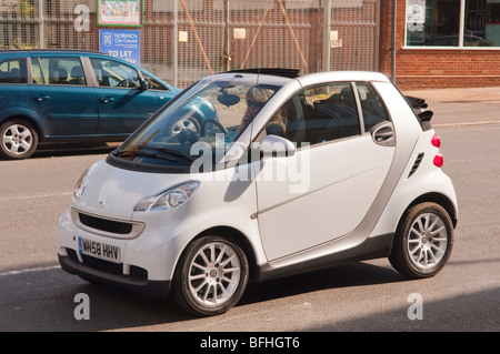 Eine winzige Smart Auto durch die Stadt in Norwich, Norfolk, Großbritannien Stockfoto