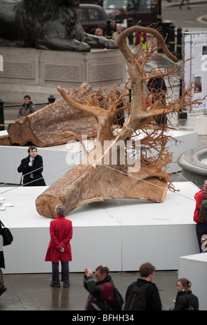 Ghost-Bäume-Ausstellung von Alison Palmer am Trafalgar Square im Zentrum von London Stockfoto