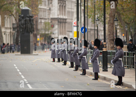 Gardisten Linie Whitehall vor der Parlamentseröffnung Prozession kommt, Zentral-London Stockfoto