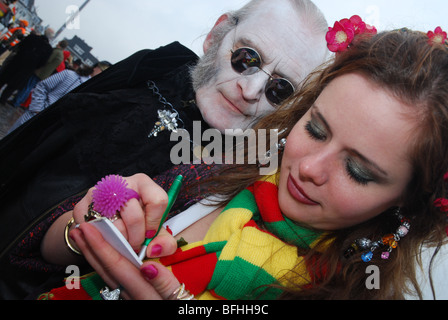 Interaktion bei Maastricht Karneval Niederlande Stockfoto