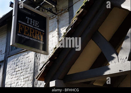 Hängende Zeichen außerhalb der Fachwerkhaus Gebäude von The Ferry eine Pub-Restaurant in Cookham, Berkshire UK Stockfoto