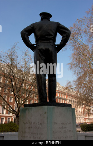 Silhouetted Bild der Skulptur von Dwight D. Eisenhower, der in der nord-westlichen Ecke der Grosvenor Square, London, England. Stockfoto