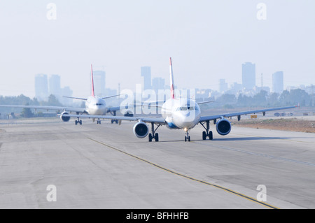 Israel, Ben-Gurion international Airport-Passagierjets aufgereiht für den Start Stockfoto