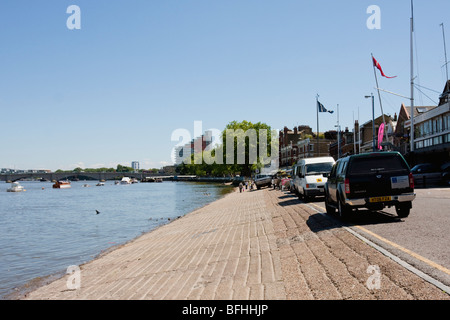 Verkehr geparkt neben dem Ruder Clubhäuser an der Themse in Putney, London. Stockfoto