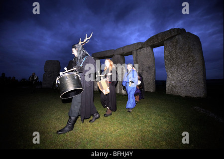 Druiden von The Dolmen Grove feiern die Frühlings-Tagundnachtgleiche in Stonehenge März 2008 Stockfoto