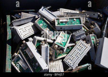 Haufen von alten Elektronikkomponenten in Papierkorb Stockfoto