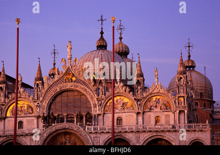Warmen Licht der untergehenden Sonne auf der Detaillierte Architektur der Basilika San Marco in Venedig, Venetien Italien Stockfoto