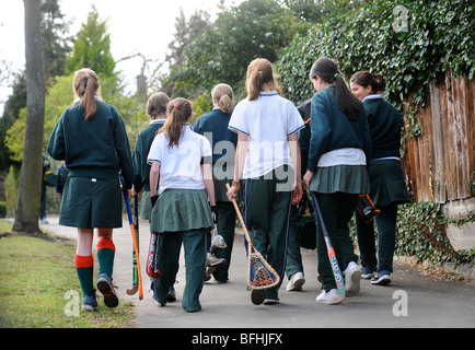 Mädchen aus Cheltenham Ladies' College auf dem Weg nach Hockey und Lacrosse üben Gloucestershire UK Stockfoto