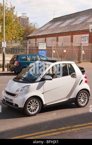 Eine winzige Smart Auto durch die Stadt in Norwich, Norfolk, Großbritannien Stockfoto