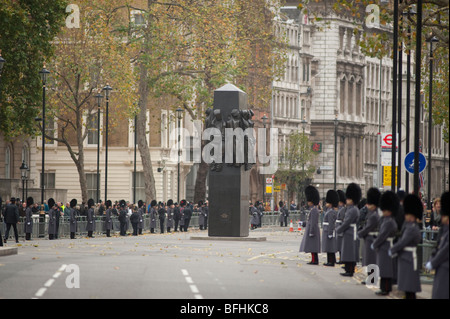 Gardisten Linie Whitehall vor der Parlamentseröffnung Prozession kommt, Zentral-London Stockfoto