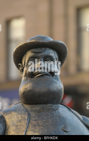 A bronze Statue von "Desperate Dan" im Zentrum der Stadt Dundee. Stockfoto