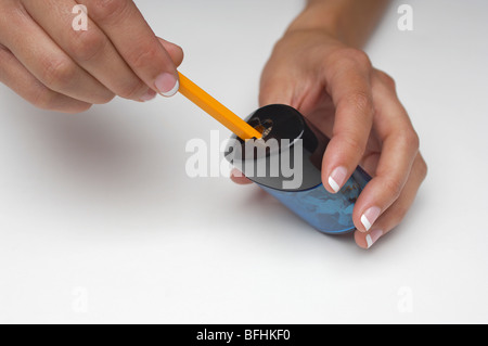 Frau schärfen Bleistift, close-up der Hände Stockfoto