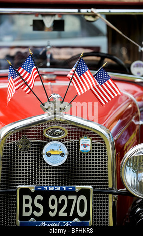 Ein Kühlerdeckel einer alten Fords dekoriert mit mehreren amerikanischen Flaggen an der Touristenort Oldtimer-Show, East Sussex, Großbritannien Stockfoto