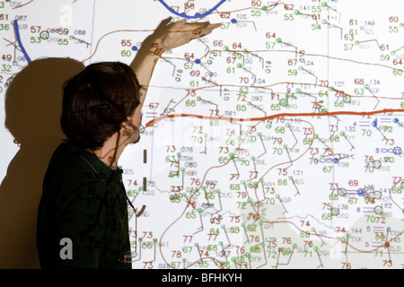 Arzt Eric Rasmussen zeigt auf einer Wetterkarte Forcast in Wichita, Kansas, USA, 9. Juni 2009 Stockfoto