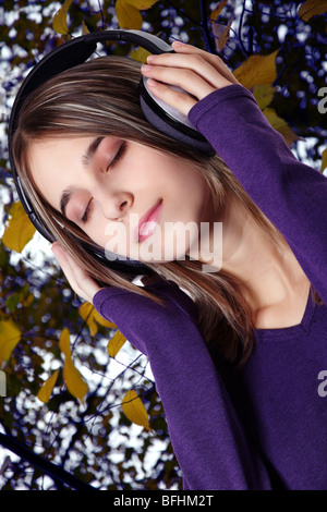 Junge Frau, die die Musik hören Stockfoto