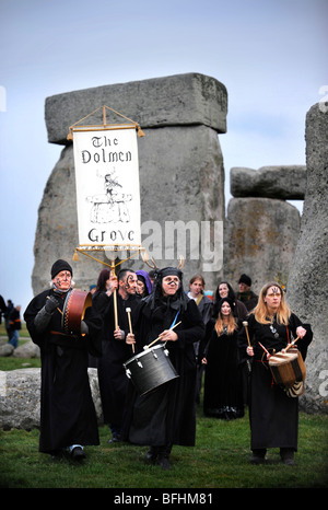 Druiden von The Dolmen Grove feiern die Frühlings-Tagundnachtgleiche in Stonehenge März 2008 Stockfoto