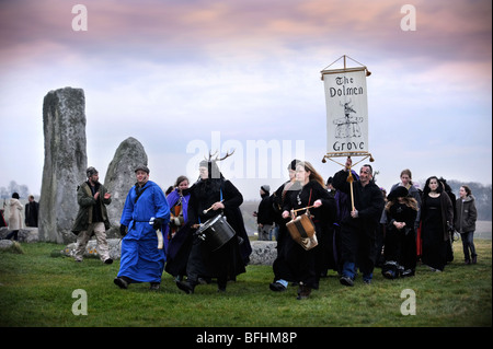 Druiden von The Dolmen Grove feiern die Frühlings-Tagundnachtgleiche in Stonehenge März 2008 Stockfoto