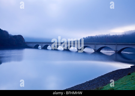 Ashopton Viadukt auf der A57 Snake Pass Straße auf einem kalten nebligen Morgengrauen Dämmerung im Peak District, Derbyshire. Stockfoto