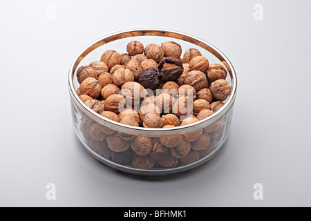 Glasschale mit Walnüssen Stockfoto