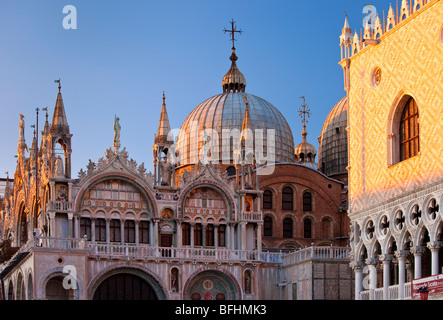 Warme Licht des Sonnenuntergangs auf der Detaillierte Architektur der Basilika San Marco in Venedig, Venetien Italien Stockfoto
