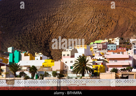 Galdar Stadt mit dem Vulkan hinter. Foto aufgenommen in der historischen Stadt von Galdar auf Gran Canaria. Stockfoto