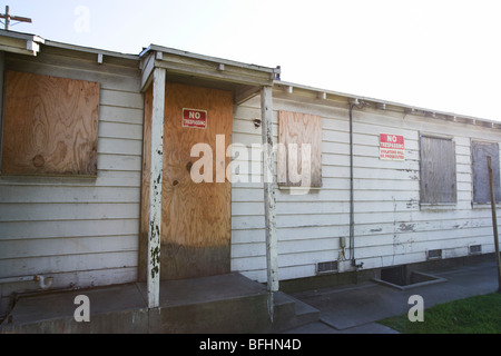 Verlassene Gebäude mit Bohlen ausgelegter Fenstern und abblätternde Farbe Stockfoto