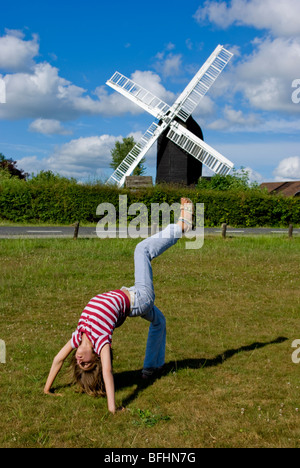 Großbritannien, England, Surrey, outwood Windmühle mit Kind Turnerin Stockfoto