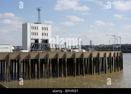 Die Woolwich-Fähre überqueren die Themse von North Woolwich in London, UK Stockfoto