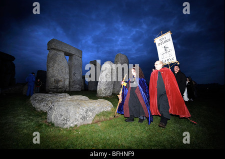 Druiden von The Dolmen Grove feiern die Frühlings-Tagundnachtgleiche in Stonehenge März 2008 Stockfoto