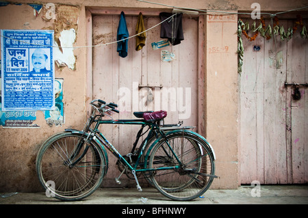 Zwei Fahrräder gestützt gegen eine Tür in Alt-Delhi, Indien. Stockfoto