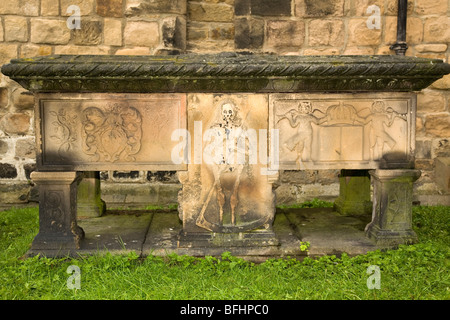Eine verzierte Sarkophag auf dem Gelände des St. Marys Kirche am Barnard Castle im County Durham, England. Stockfoto