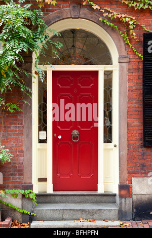 Haustür zu Hause in berühmten Beacon Hill, Boston Massachusetts, USA Stockfoto