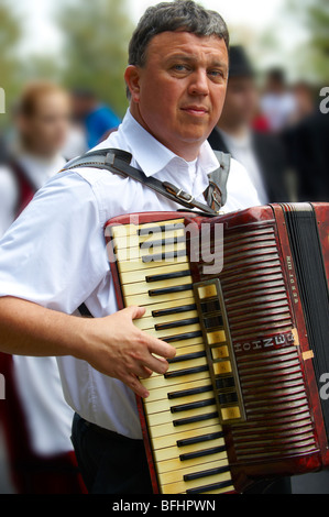 Ungarn in Volkstracht bei einem Weinlesefest Stockfoto