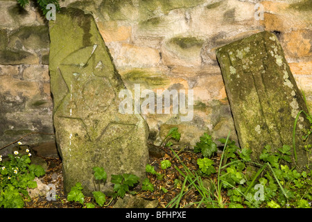 Grabsteine in Str. Marys Kirchhof in Barnard Castle im County Durham, England gebrochen. Stockfoto