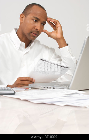 Mann tut Steuern Stockfoto