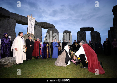 Druiden von The Dolmen Grove feiern die Frühlings-Tagundnachtgleiche in Stonehenge März 2008 Stockfoto