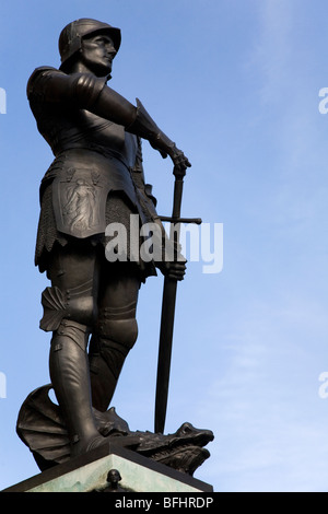 Eine Statue des St. George slaying einen Drachen. St George, dem Schutzpatron von England, wird in mittelalterlichen Rüstung dargestellt. Stockfoto