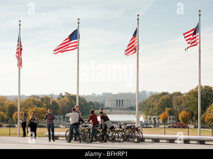 Jugendliche und ihre Fahrräder am Washington Monument im Rückblick auf das Lincoln Memorial, Washington DC USA Stockfoto