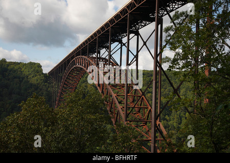 New River Gorge Bridge in West Virginia in den USA frühe Herbstlandschaft niedriger Winkel von unten nahe horizontale Hochauflösung Stockfoto