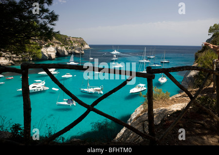 Jachten verankert in Cala Macarella, Menorca, Spanien Stockfoto