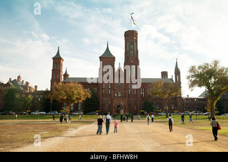 Menschen vor dem Smithsonian Institute, der National Mall, Washington DC USA Stockfoto