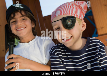 Kleine Jungen spielen Pirat Stockfoto