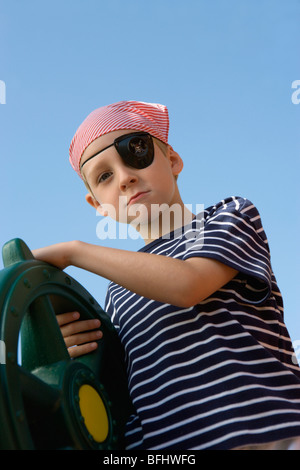 Kleine Jungen spielen Pirat Stockfoto