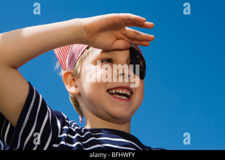 Kleine Jungen spielen Pirat Stockfoto