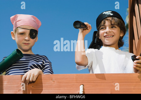 Kleine Jungs spielen Pirat Stockfoto