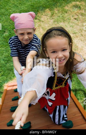 Kleine Kinder spielen Pirat Stockfoto